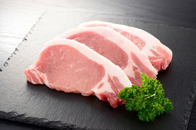 皿に盛りつけられた豚肉